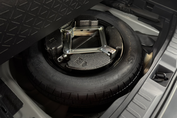 丰田 威兰达 2023款 双擎 2.5L E-CVT两驱豪华PLUS版中控内饰7006