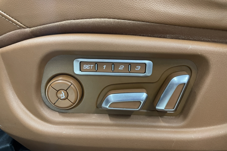 众泰T700 2017款 2.0T 自动旗舰型中控内饰7009