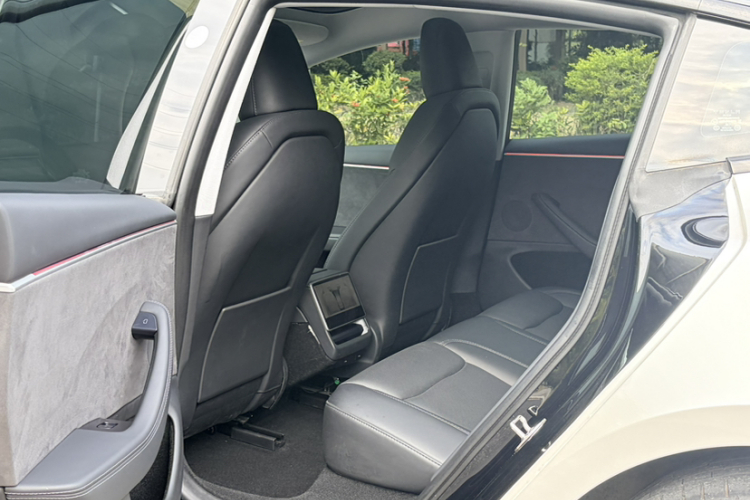 特斯拉 Model 3 2023款 长续航全轮驱动版中控内饰7011