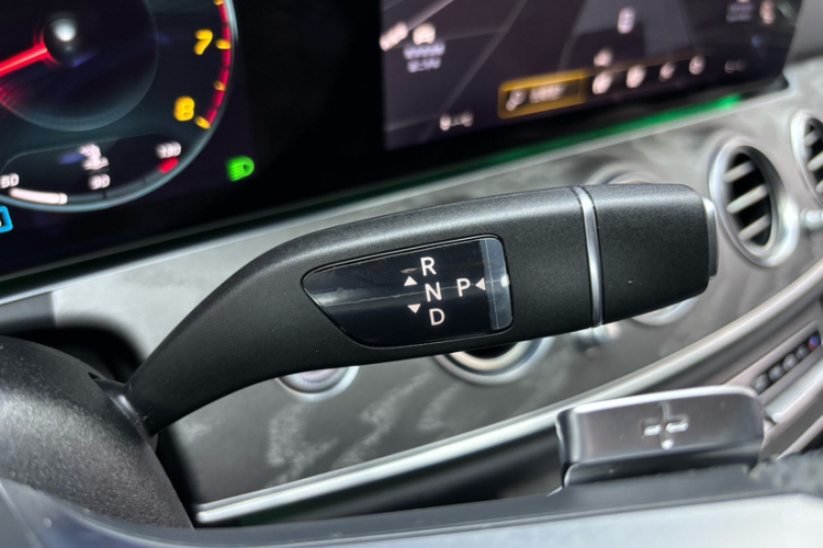 奔驰E级 2022款 改款三 E 300 L 运动时尚型局部细节18