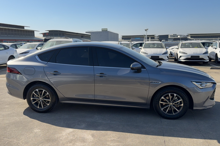 比亚迪 秦PLUS 2024款 荣耀版 DM-i 55KM领先型车身外观6003