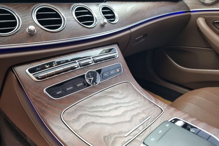 奔驰E级 2019款 改款 E 300 L 时尚型中控内饰7006