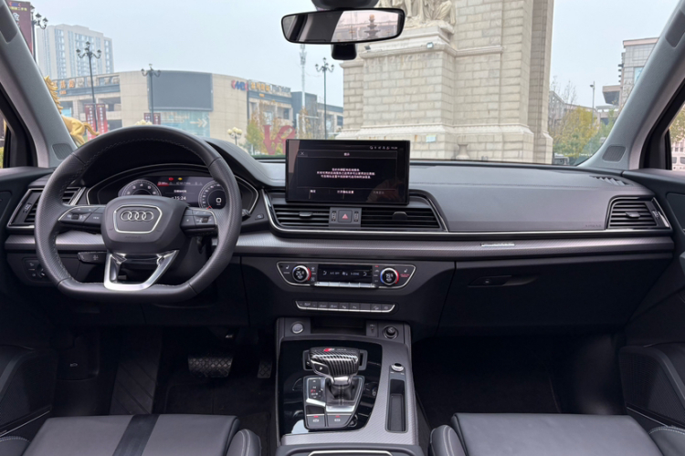 奥迪Q5L 2022款 45T 豪华动感型中控内饰7012