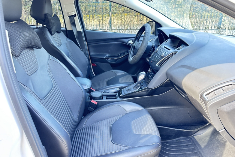 福特 福克斯 2015款 两厢 1.6L 自动风尚型中控内饰7004