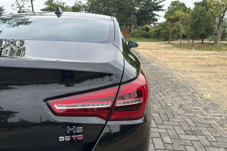 红旗H5 2022款 经典款 改款 1.8T 自动智联旗韵版车身外观6006