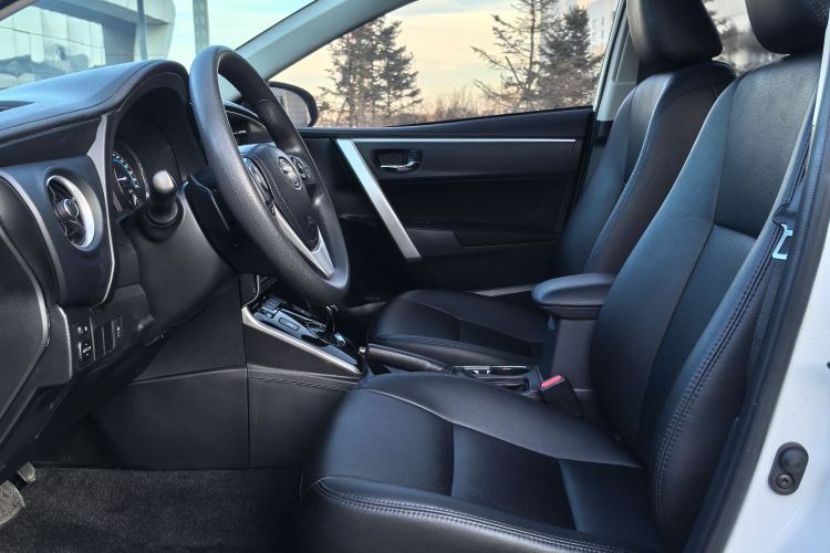 丰田 卡罗拉 2017款 改款双擎 1.8L E-CVT领先版中控内饰7005