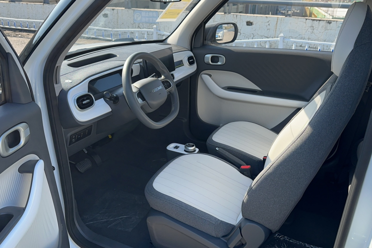 吉利银河 2025款 210km 熊猫卡丁中控内饰7001