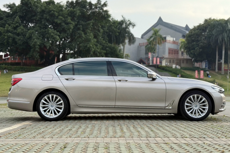 宝马7系 2018款 730Li 领先型 卓越套装车身外观6008