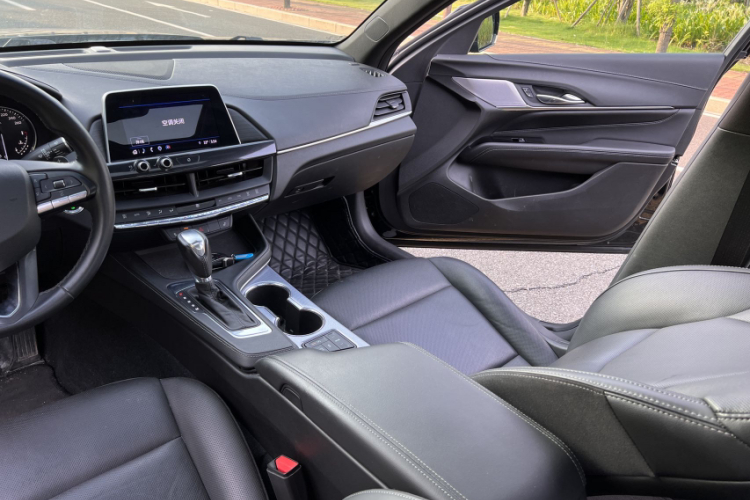 凯迪拉克CT4 2022款 28T 豪华型中控内饰7010