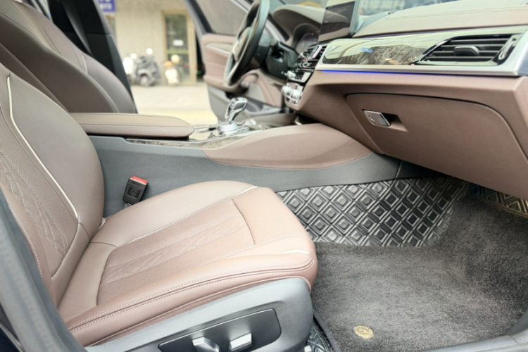 宝马5系 2022款 改款 525Li M运动套装中控内饰7005