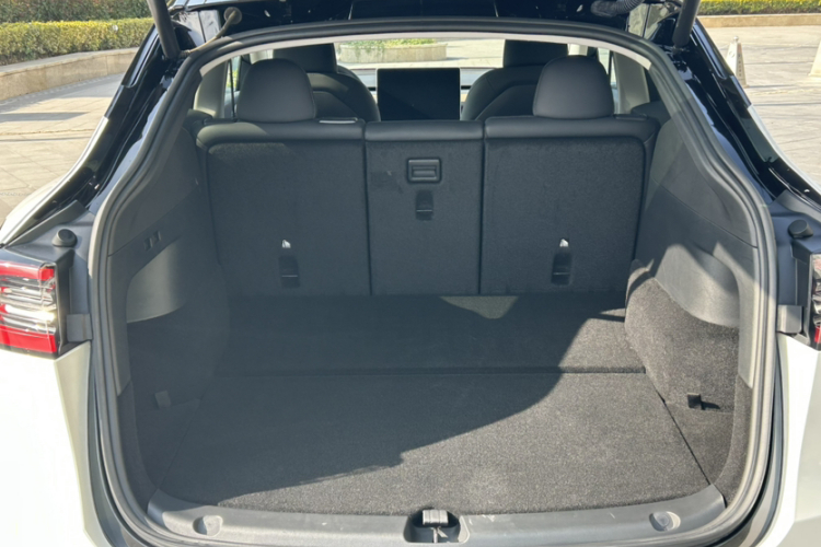 特斯拉 Model Y 2022款 改款 后轮驱动版中控内饰7004