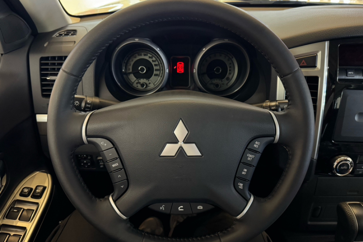 三菱 帕杰罗(进口) 2022款 帕杰罗V93 3.0L GLS 织物(中东)中控内饰7002