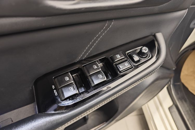 斯巴鲁 力狮 2016款 2.5i 全驱荣耀版中控内饰7015