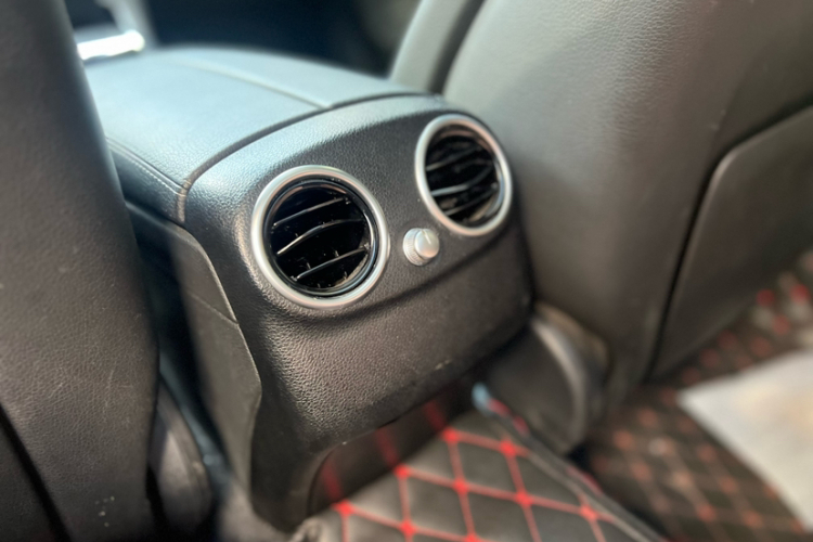 奔驰C级 2018款 C 200 L 运动版中控内饰7001