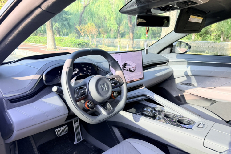 极氪001 2025款 WE版 100kWh 后驱中控内饰7012