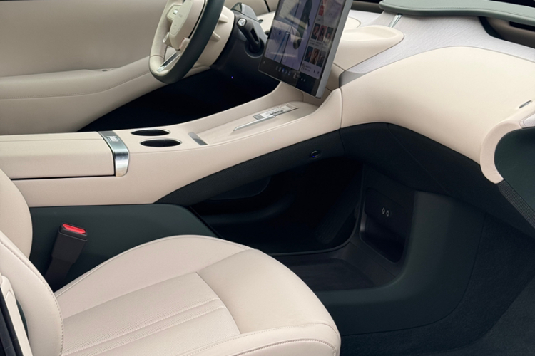 小米汽车 小米YU7 2025款 超长续航高性能四驱Max版中控内饰7004