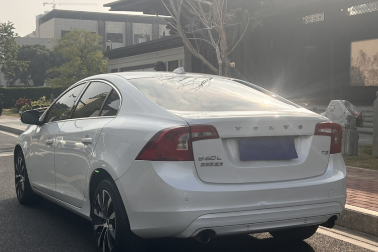 沃尔沃S60 2019款 S60L T3 智进版车身外观6004