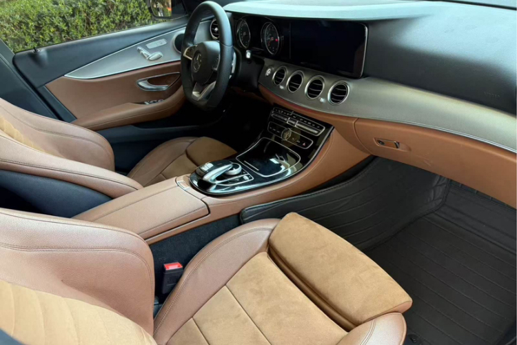 奔驰E级 2017款 E 200 运动型中控内饰7001