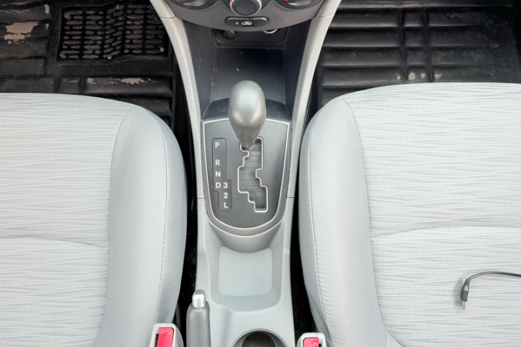 现代 瑞纳 2014款 1.4L 自动智能型GLS局部细节9004