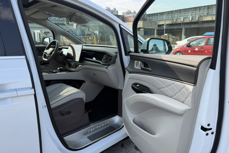 腾势D9 2022款 DM-i 970 四驱尊荣型中控内饰7002