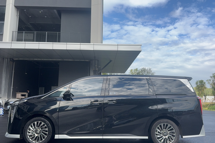 广汽传祺 传祺M8 2023款 宗师系列 双擎 旗舰版车身外观6004