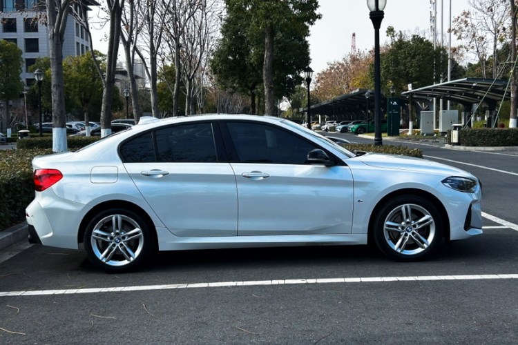 宝马1系 2021款 120i M运动曜夜版车身外观6004