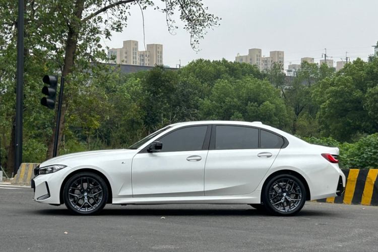 宝马3系 2025款 330Li M运动曜夜套装车身外观6006