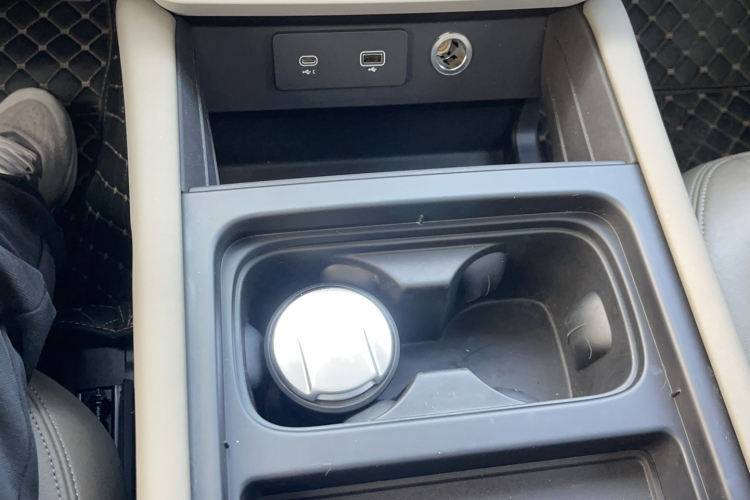 路虎卫士 2024款 90 2.0T P300 S局部细节18