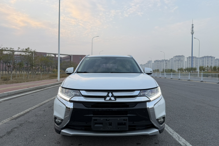 三菱 欧蓝德 2016款 2.4L 四驱精英版 5座车身外观6007