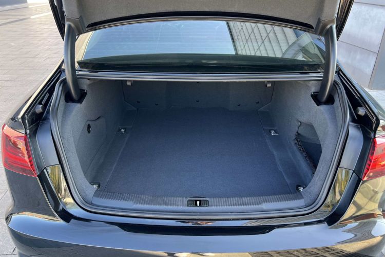 奥迪A6L 2018款 30周年年型 35 TFSI 时尚型局部细节23