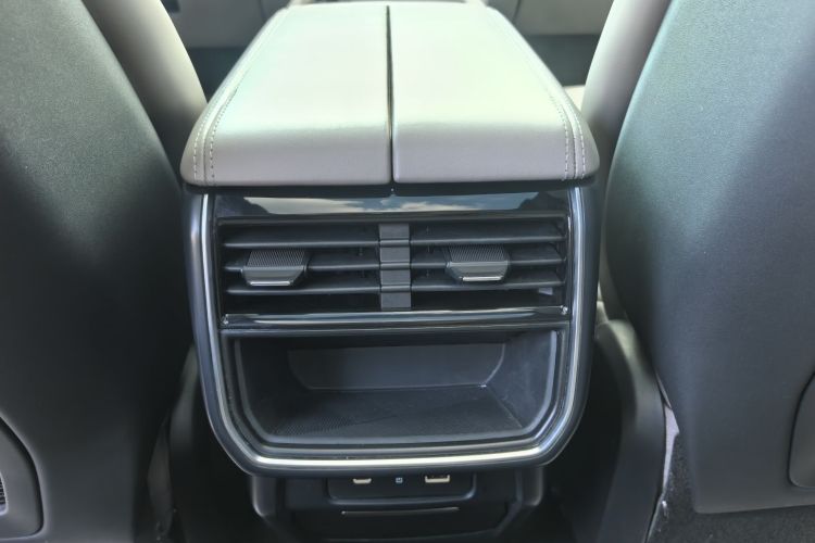 领克09 EM-P 2023款 2.0TD EM-P 远航版PM 七座中控内饰7011