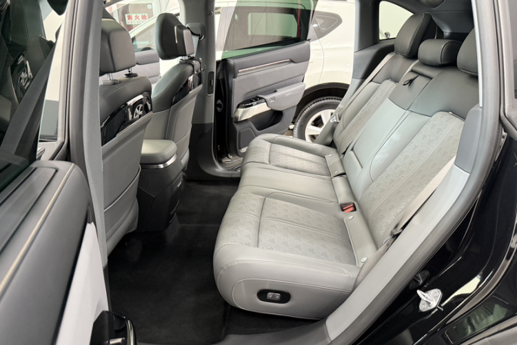 极氪7X 2025款 75kWh 后驱智驾版中控内饰7004