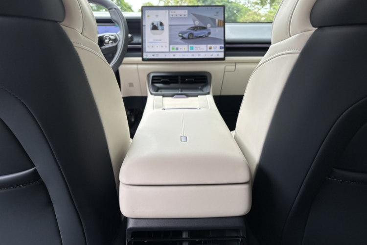 领克07 2024款 EM-P 126长续航 Ultra中控内饰7014