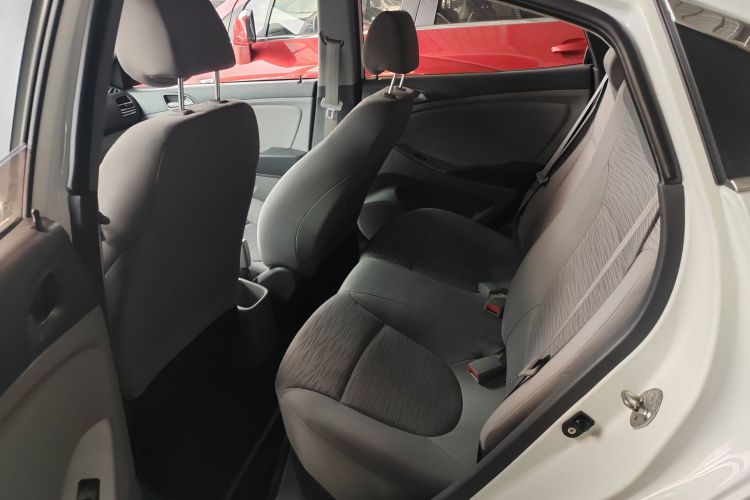 现代 瑞纳 2014款 1.4L 手动智能型GLS中控内饰7006