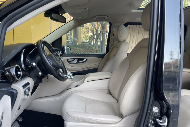 奔驰V级 2018款 V 260 L 尊贵加长版 国VI中控内饰7006