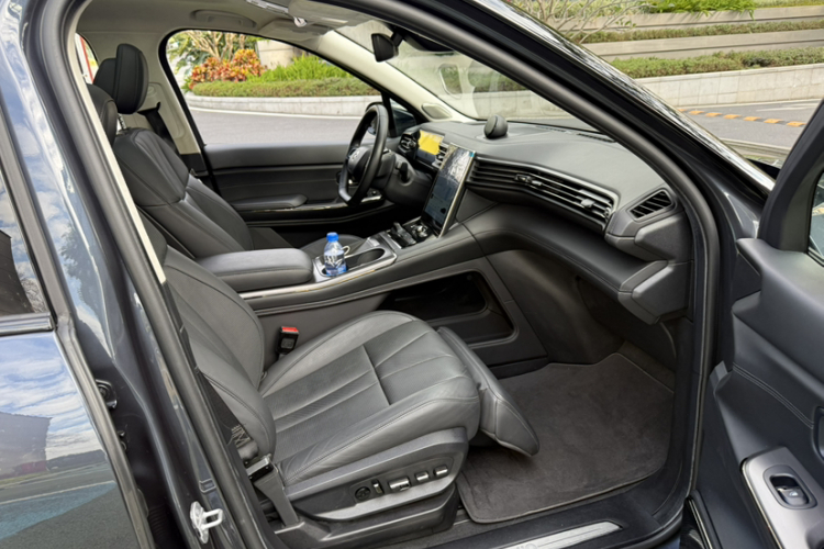 蔚来ES8 2020款 415KM 签名版 六座版中控内饰7004