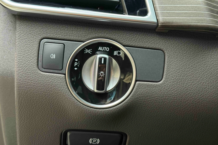 奔驰GLE 2019款 GLE 320 4MATIC 动感型臻藏版局部细节9011