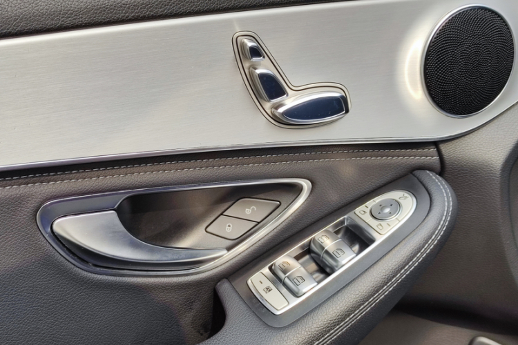 奔驰C级 2018款 C 200 运动版中控内饰7012