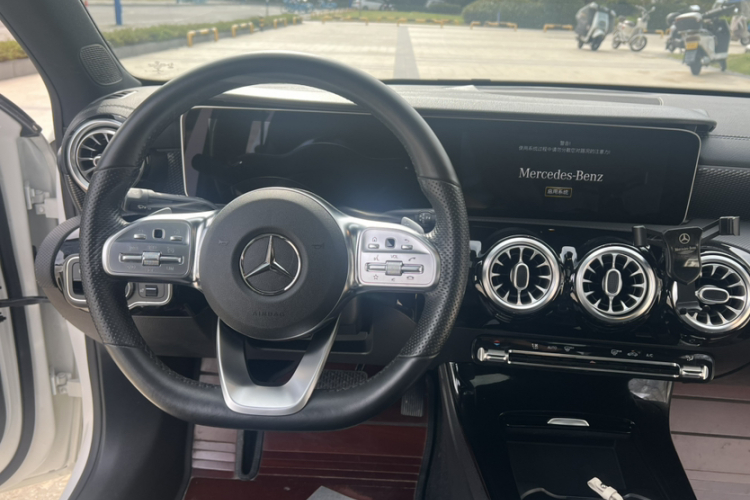 奔驰A级 2019款 A 200 L 运动轿车中控内饰7002