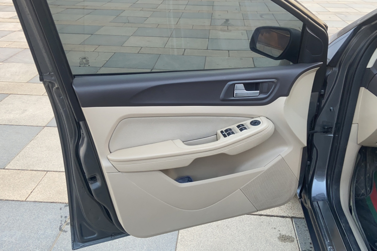 福特 福克斯 2013款 三厢经典 1.8L 手动基本型中控内饰7009