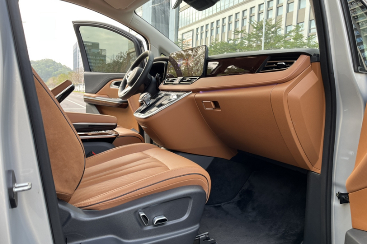 红旗HQ9 2023款 2.0T 智联旗享版局部细节41