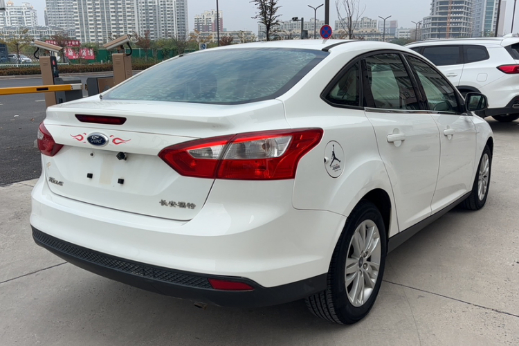 福特 福克斯 2012款 三厢 1.6L 自动舒适型车身外观6002