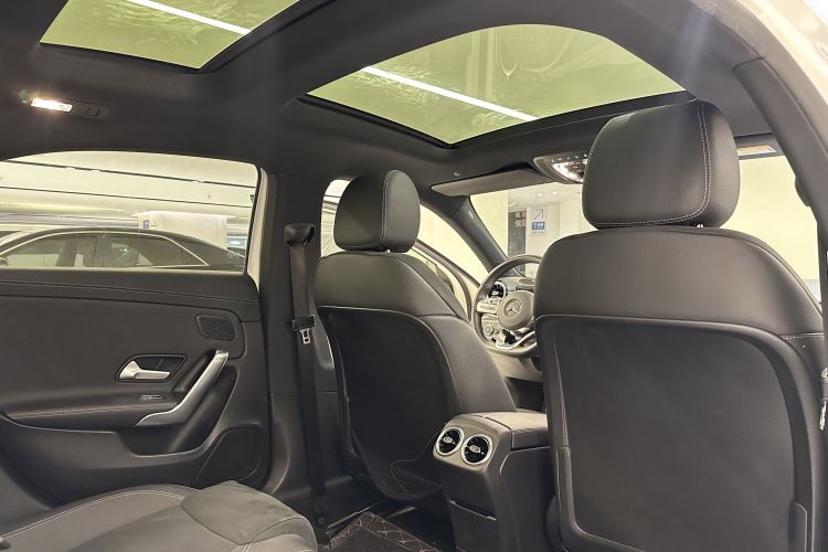 奔驰A级 2019款 A 180 L 运动轿车中控内饰7014