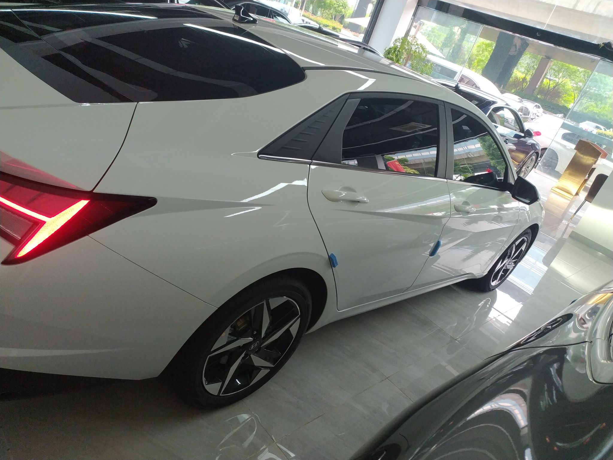 现代 伊兰特 2022款 1.5L CVT LUX尊贵版