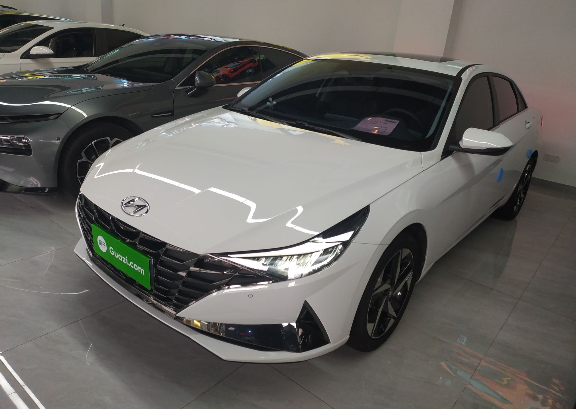 现代 伊兰特 2022款 1.5L CVT LUX尊贵版