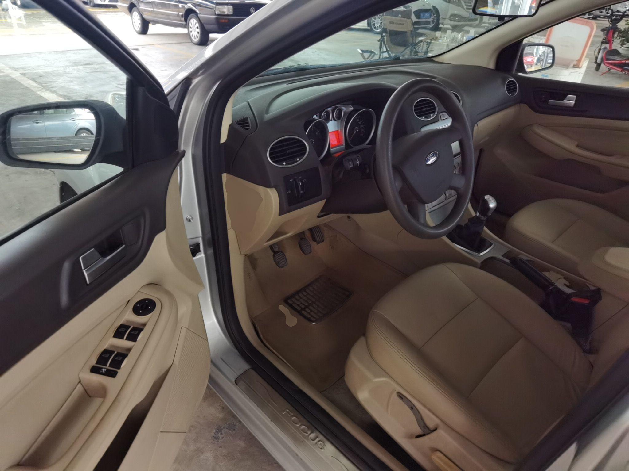 福特 福克斯 2012款 三厢经典 1.8L 手动时尚型