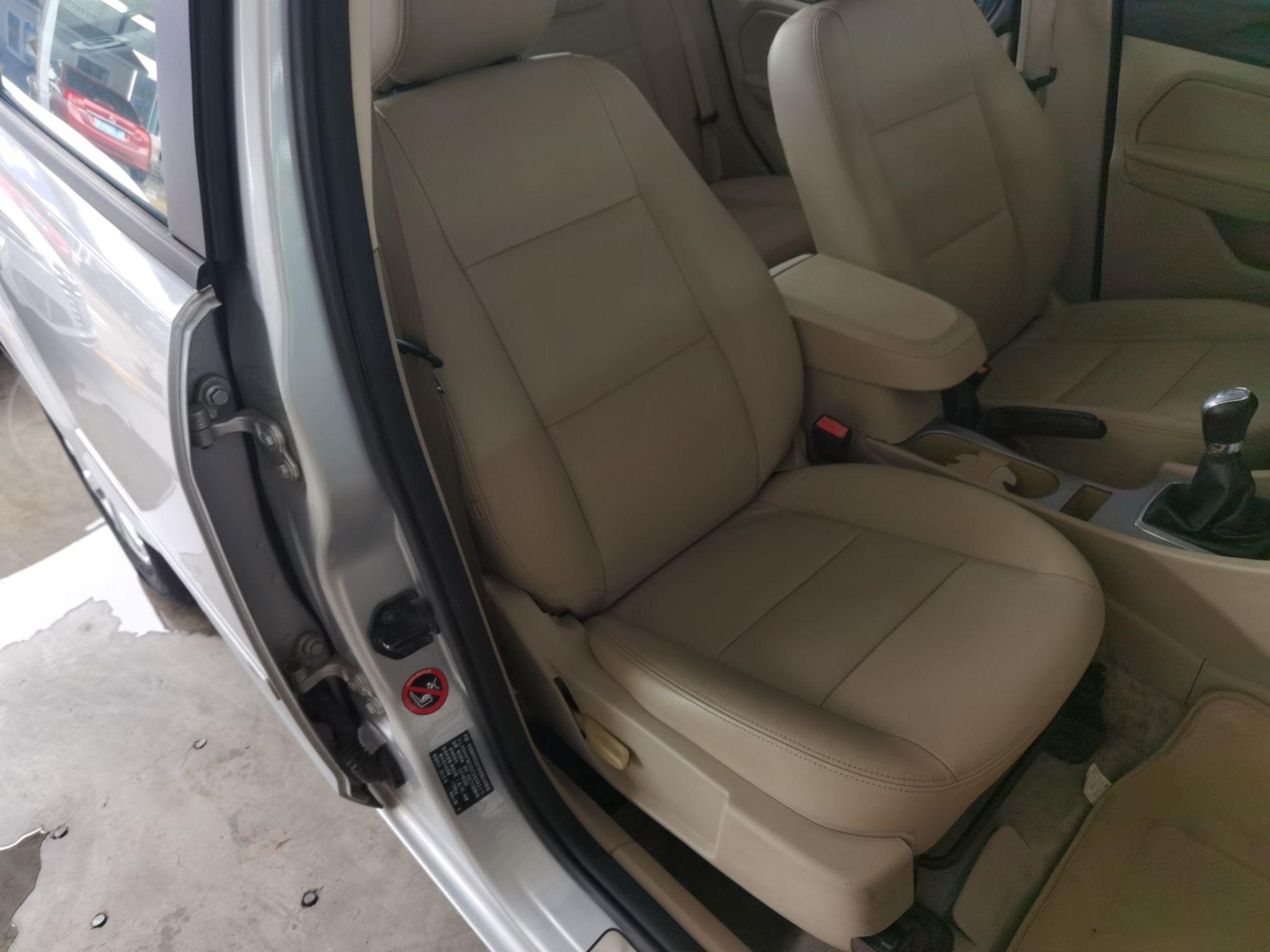 福特 福克斯 2012款 三厢经典 1.8L 手动时尚型