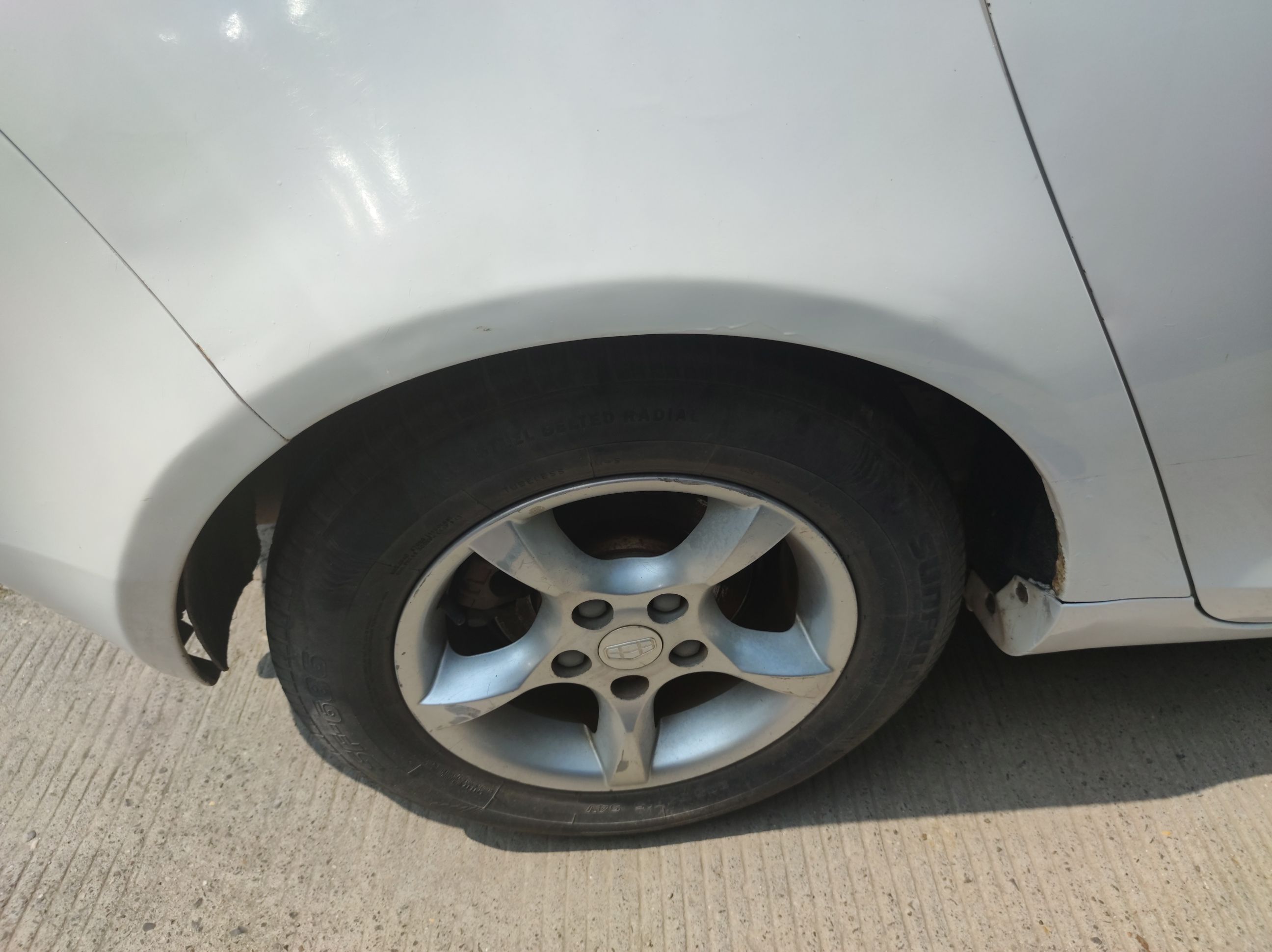 吉利汽车 经典帝豪 2013款 两厢 1.5L 手动进取型