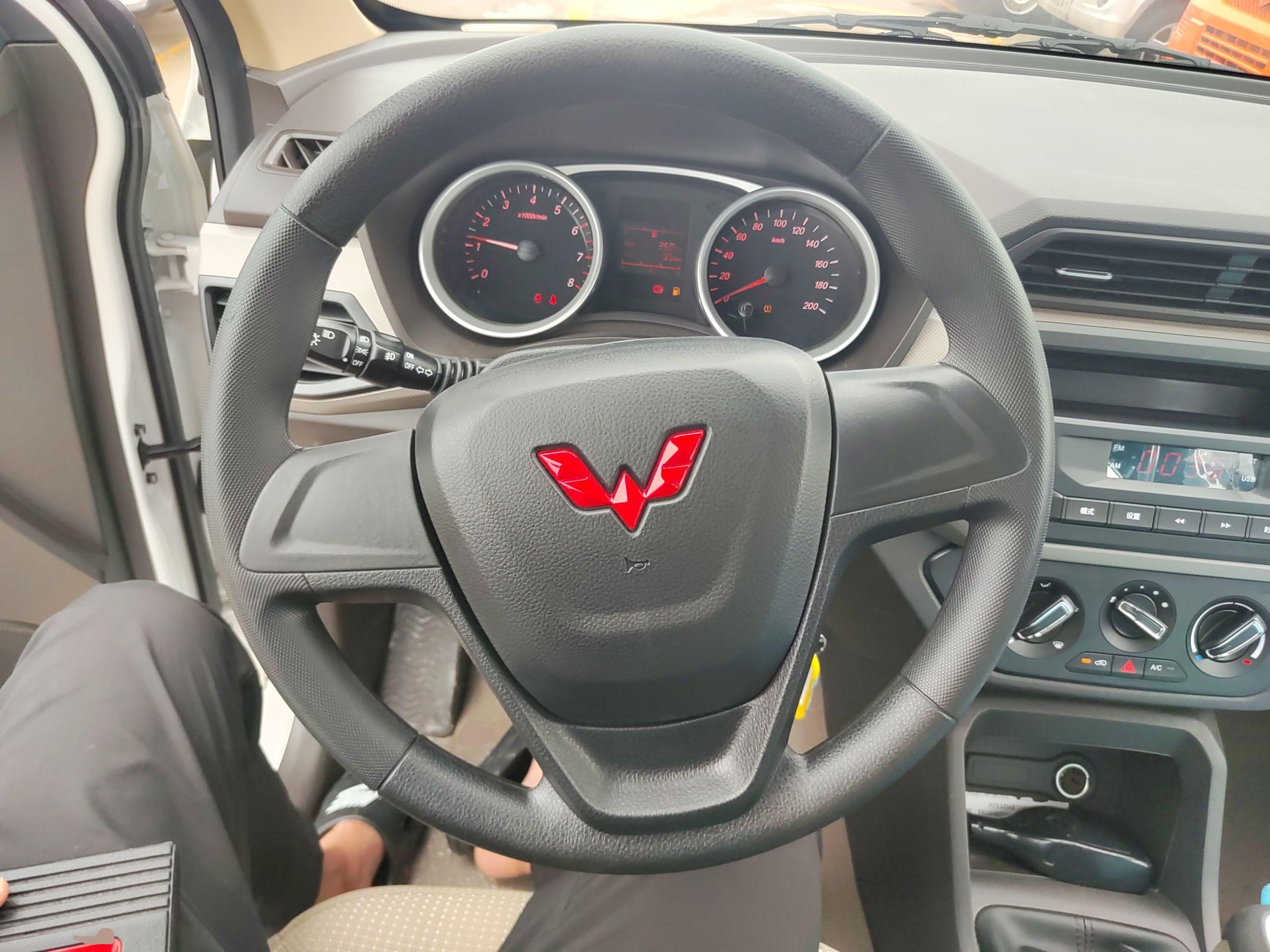 五菱汽车 五菱宏光 2021款 1.5L改款 S标准型 电动助力LAR