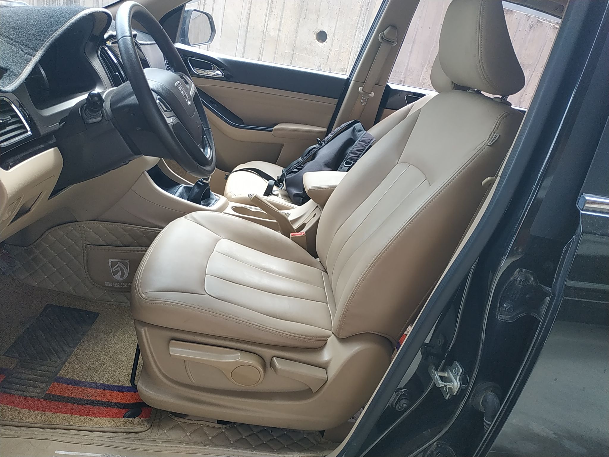 宝骏730 2014款 1.5L 手动豪华导航ESP版 7座